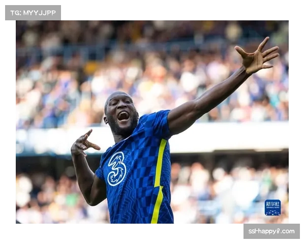 看台上阿斯顿维拉小球迷模仿对手进球庆祝动作引发笑声